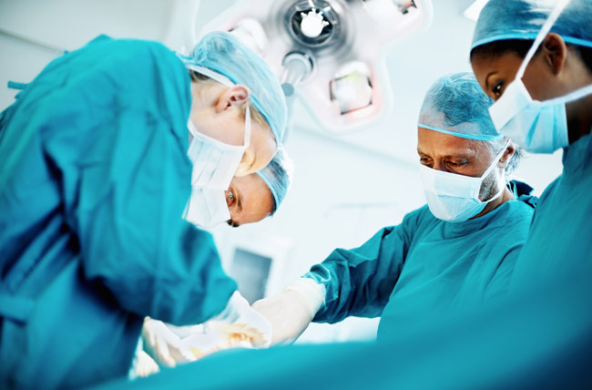 Fotografía de stock de médicos realizando una cirugía